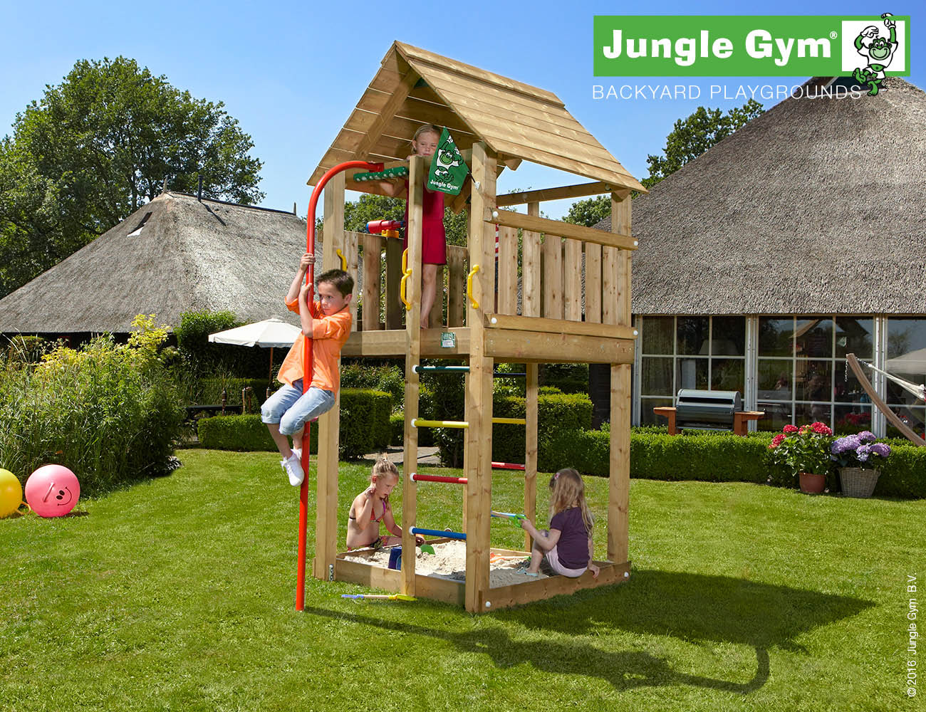 Spielturm Rutsche Cabin von Jungle Gym in Douglasie natur mit Feuerwehrstange