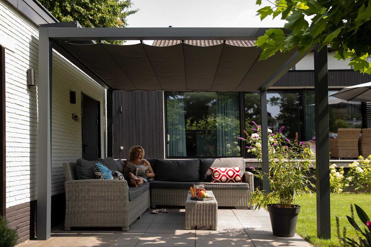 Aluminium Pergola von Nesling freistehend mit wasserdichtem Faltsonnensegel Prosail®